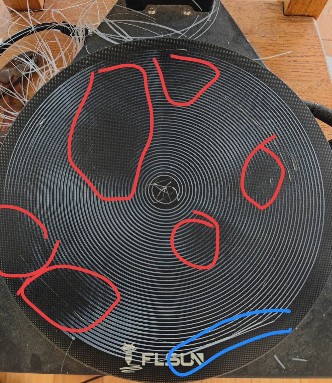 Spirale n°3 annotée : cinq zones cerclées en rouge et une en bleu au bord avant-droit