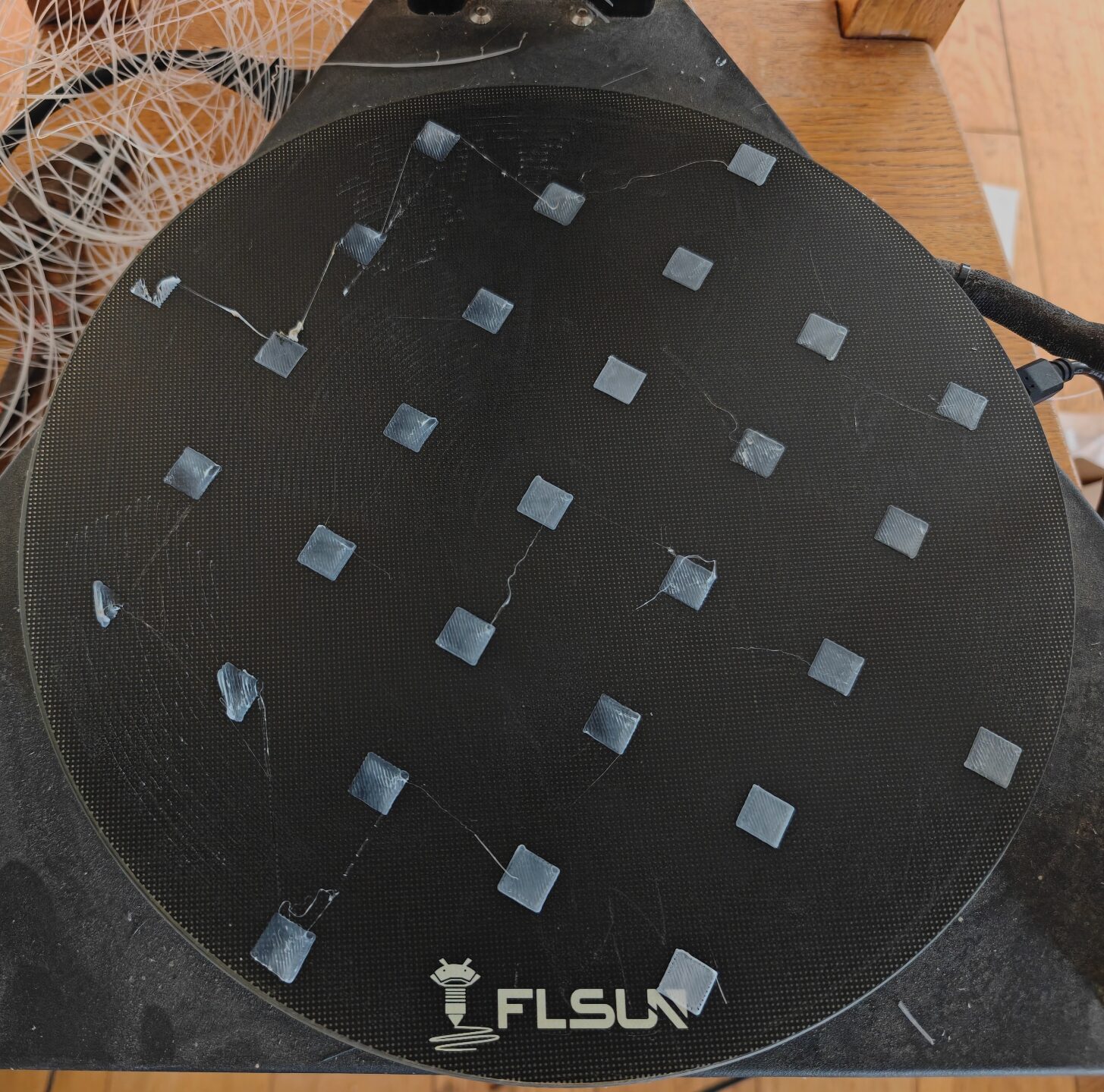 Vingt-neuf carrés d'une couche sur la grille bed mesh 7×7 de la FLSun QQ-S, deux carrés à gauche arrachés