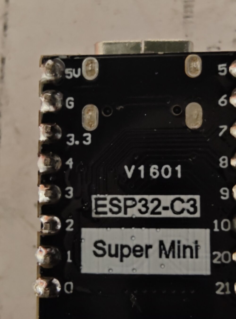 Le dessous d'un ESP32-C3 Super Mini : de haut en bas les broches 5V, G, 3.3, 4, 3, 2, 1, 0 ; on utilise G, 4 et 5