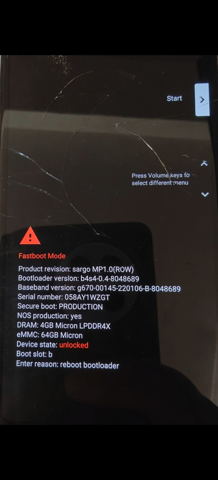 L'écran du Pixel 3a en mode fastboot, fissuré, affichant les informations du bootloader : Product revision sargo MP1.0 (ROW), Secure boot PRODUCTION, et en rouge « Device state: unlocked »