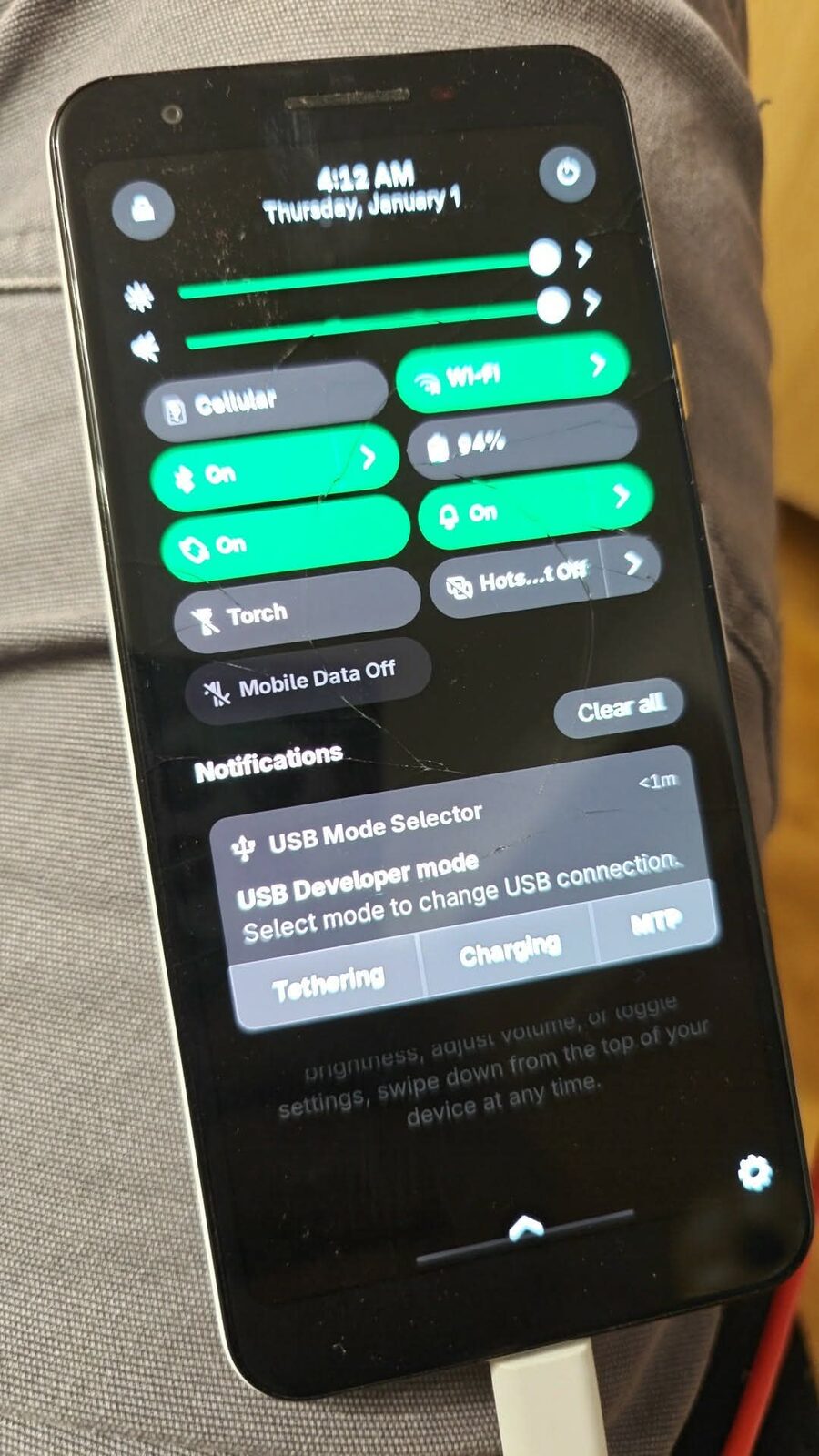 Le panneau de réglages rapides de Phosh : Wi-Fi actif, Bluetooth actif, batterie 94 %, et une notification « USB Mode Selector — USB Developer mode »