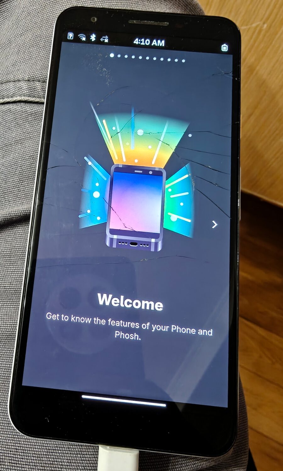 L'écran d'accueil de Phosh sur le Pixel 3a fissuré : « Welcome — Get to know the features of your Phone and Phosh »