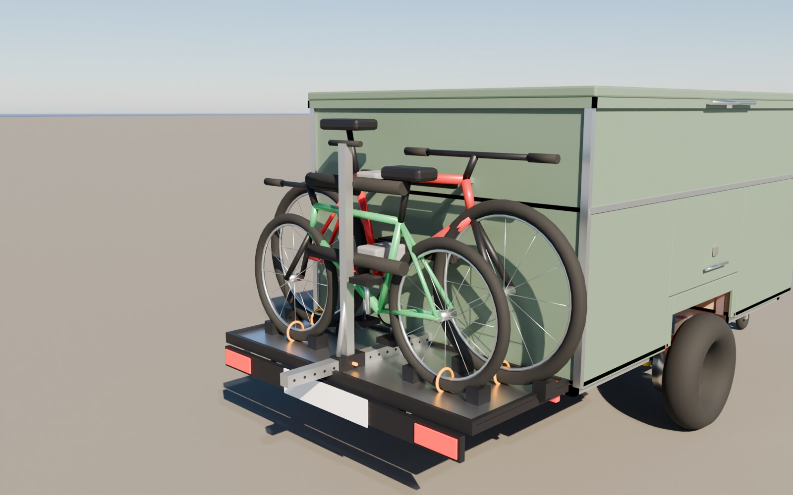 Vue arrière : deux vélos en travers sur une plateforme, une pince verticale à deux mâchoires de caoutchouc les plaque contre la caisse, cadenas sur le coulisseau, rampe de feux et plaque sous la plateforme