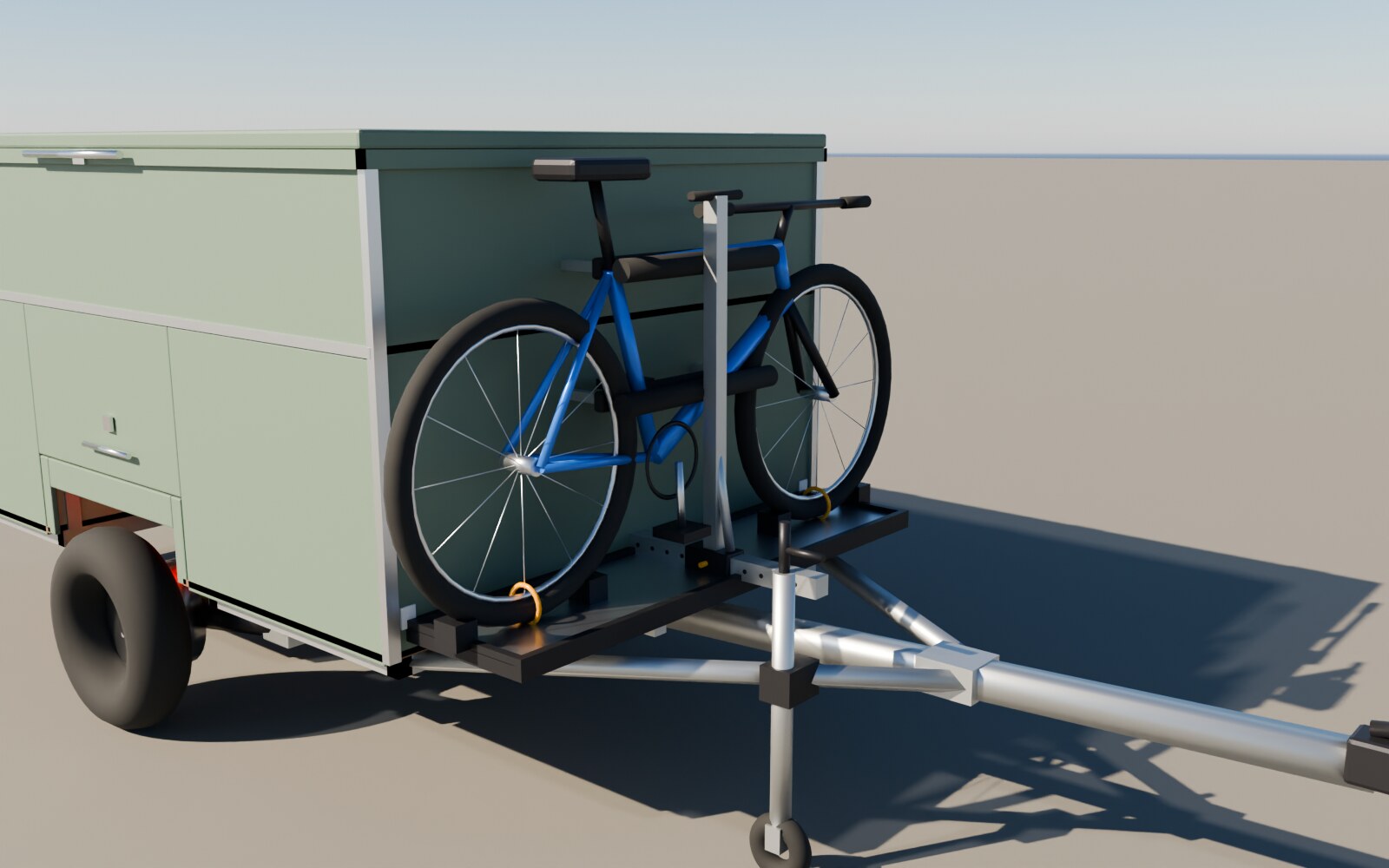 Vue avant : un vélo en travers sur une plateforme posée sur le timon, entre la caisse et la roue jockey, tenu par la même pince