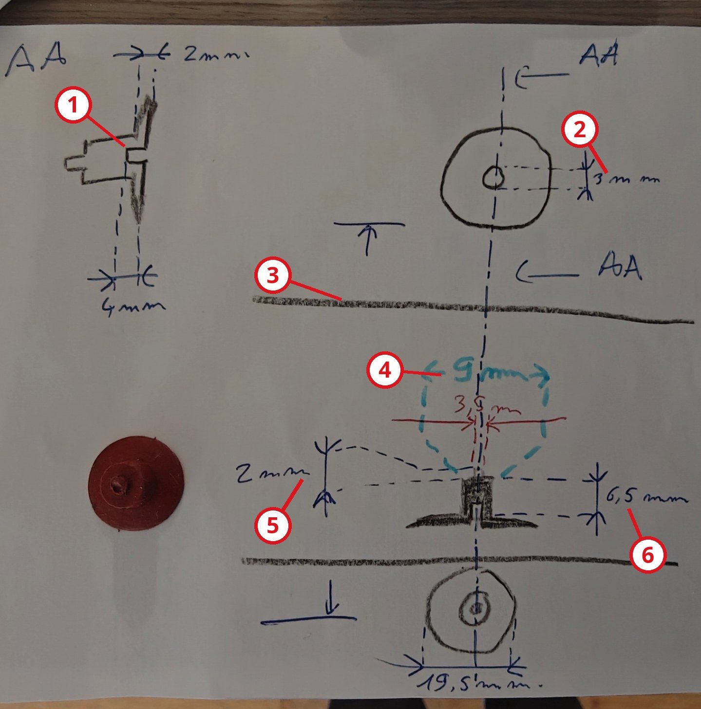 Le même croquis avec six pastilles rouges numérotées ajoutées par l'IA, chacune reliée par un trait à une cote ou un détail ambigu du dessin