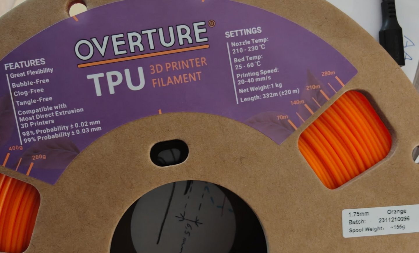 Bobine de TPU Overture orange, étiquette indiquant buse 210-230 °C, plateau 25-60 °C, vitesse 20-40 mm/s et un numéro de lot